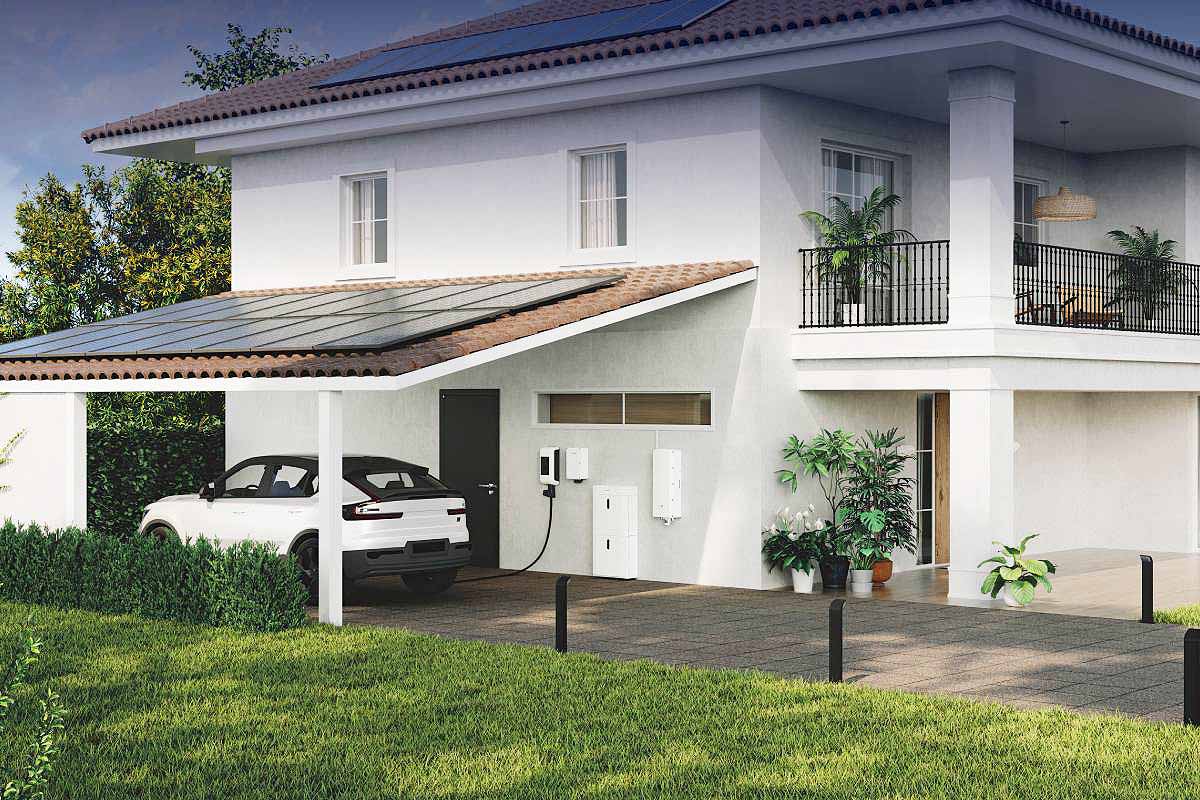 Maison avec panneaux solaires et batterie